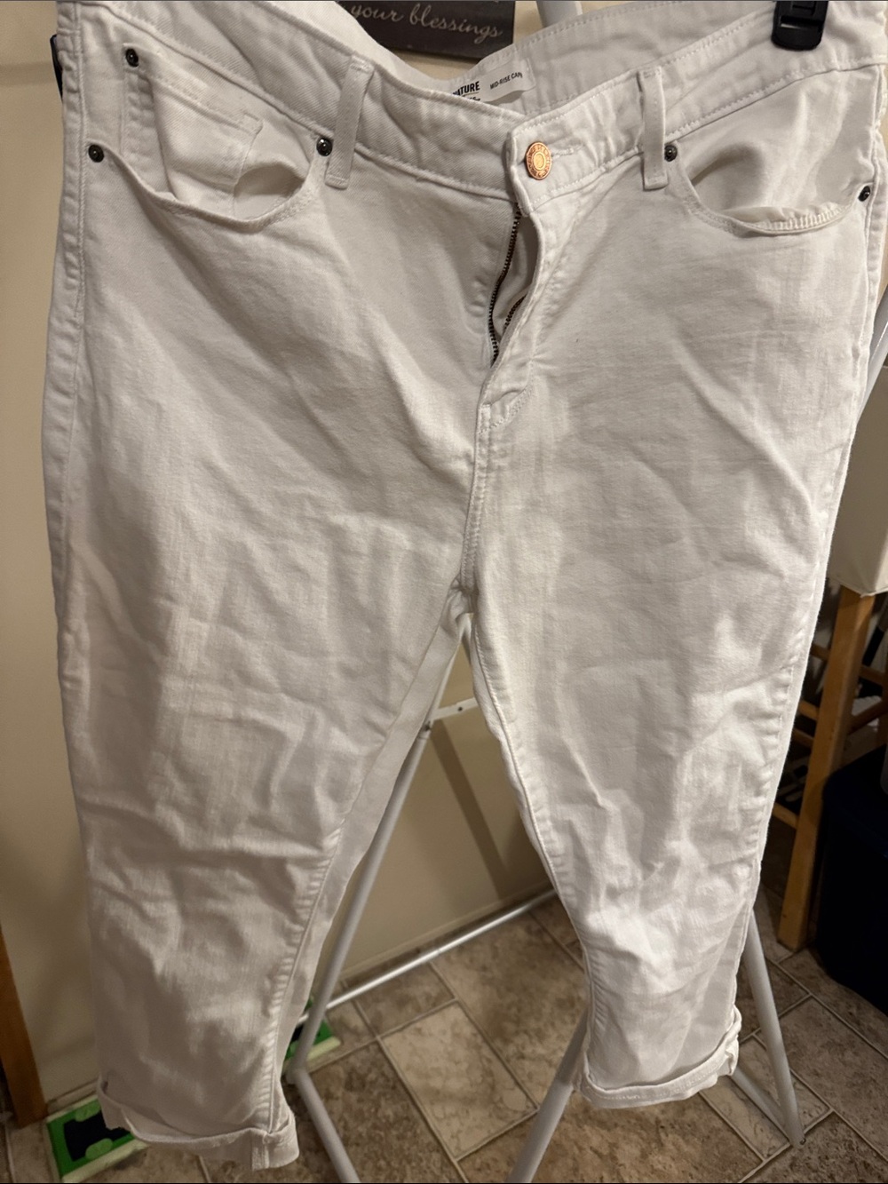 Signature by Levi Strauss White Mid-Rose Cuffed Capris